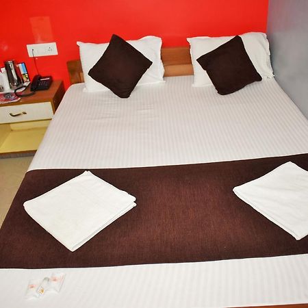 Hotel Debjyoti Силигури Экстерьер фото