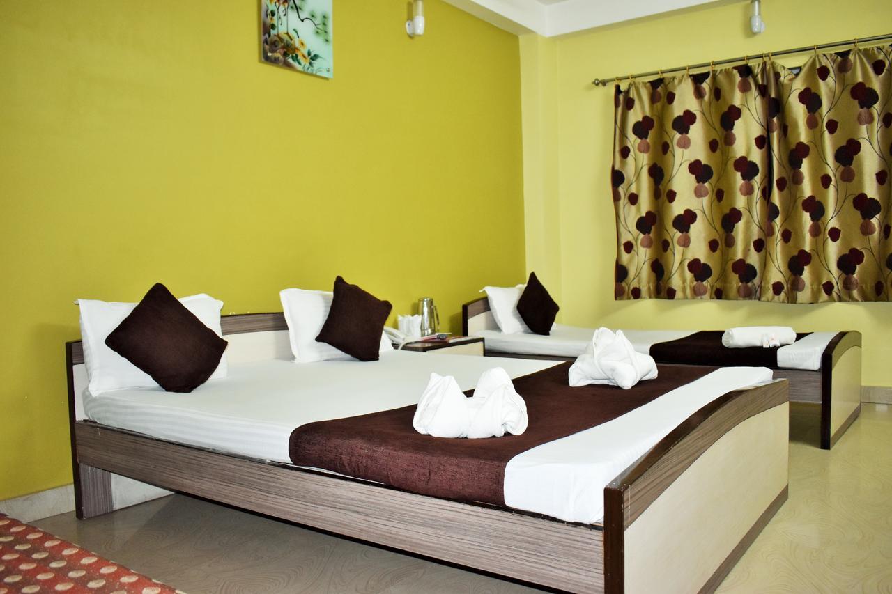 Hotel Debjyoti Силигури Экстерьер фото