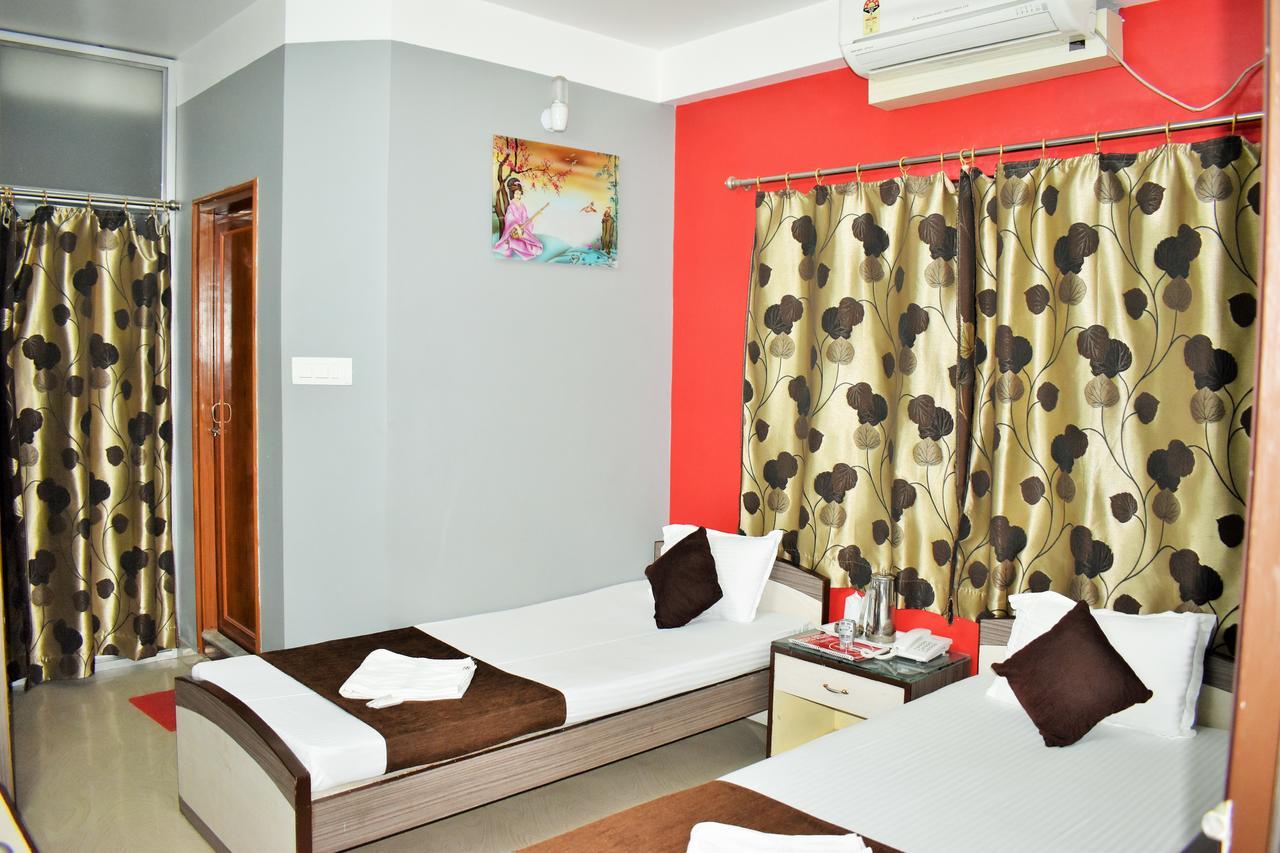 Hotel Debjyoti Силигури Экстерьер фото