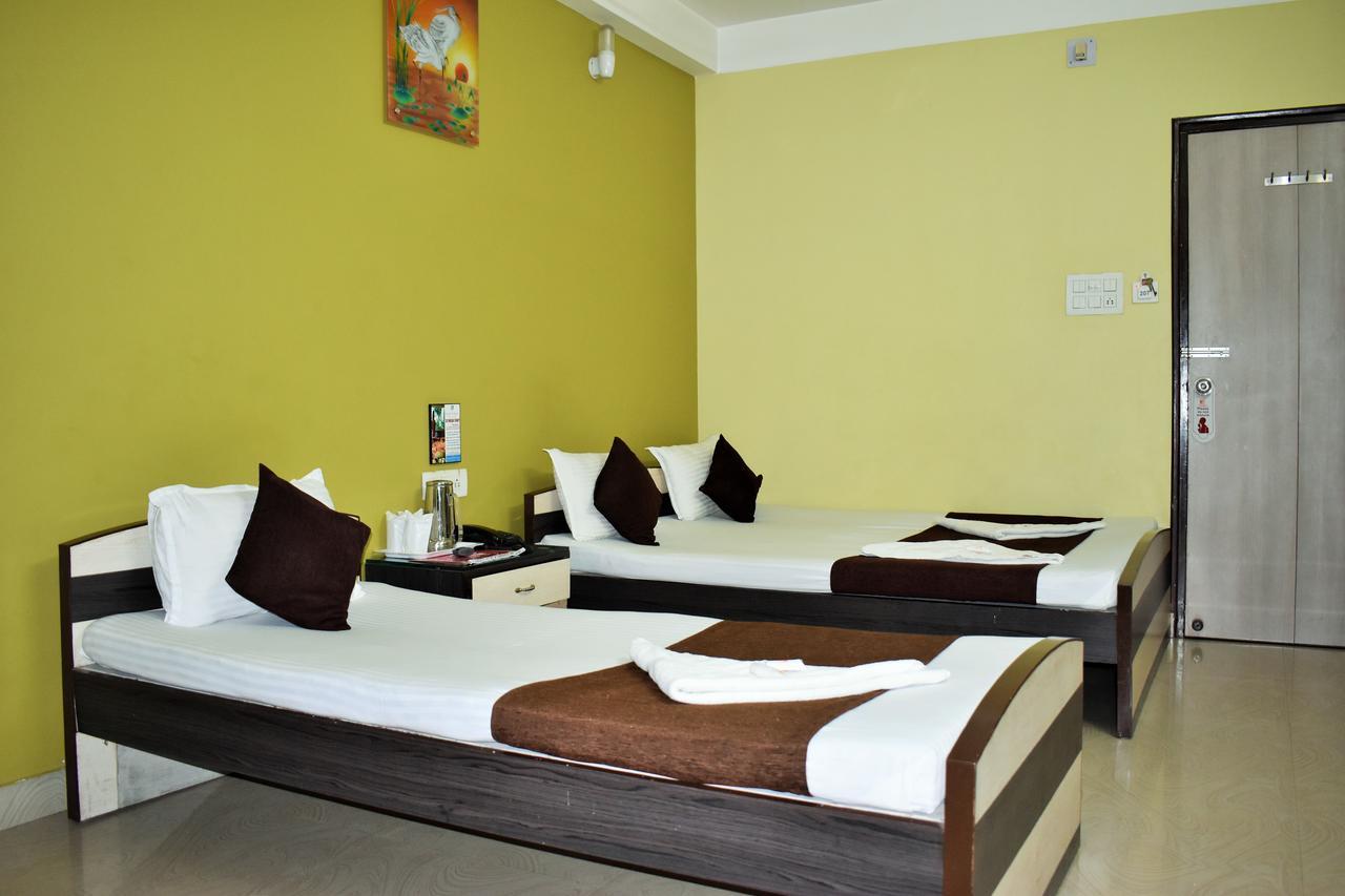 Hotel Debjyoti Силигури Экстерьер фото