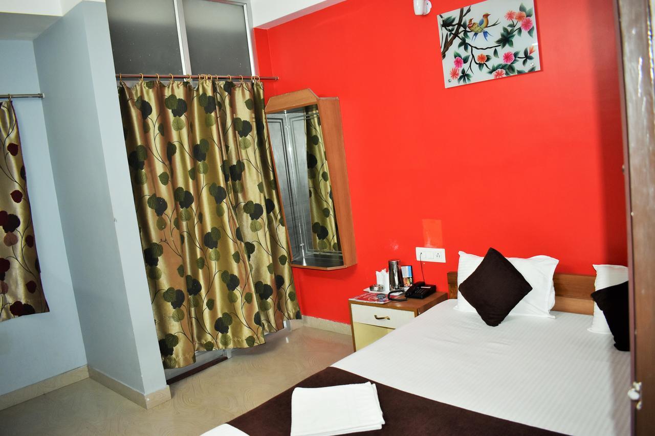 Hotel Debjyoti Силигури Экстерьер фото