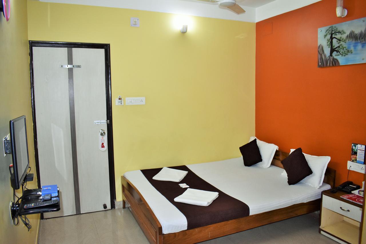 Hotel Debjyoti Силигури Экстерьер фото