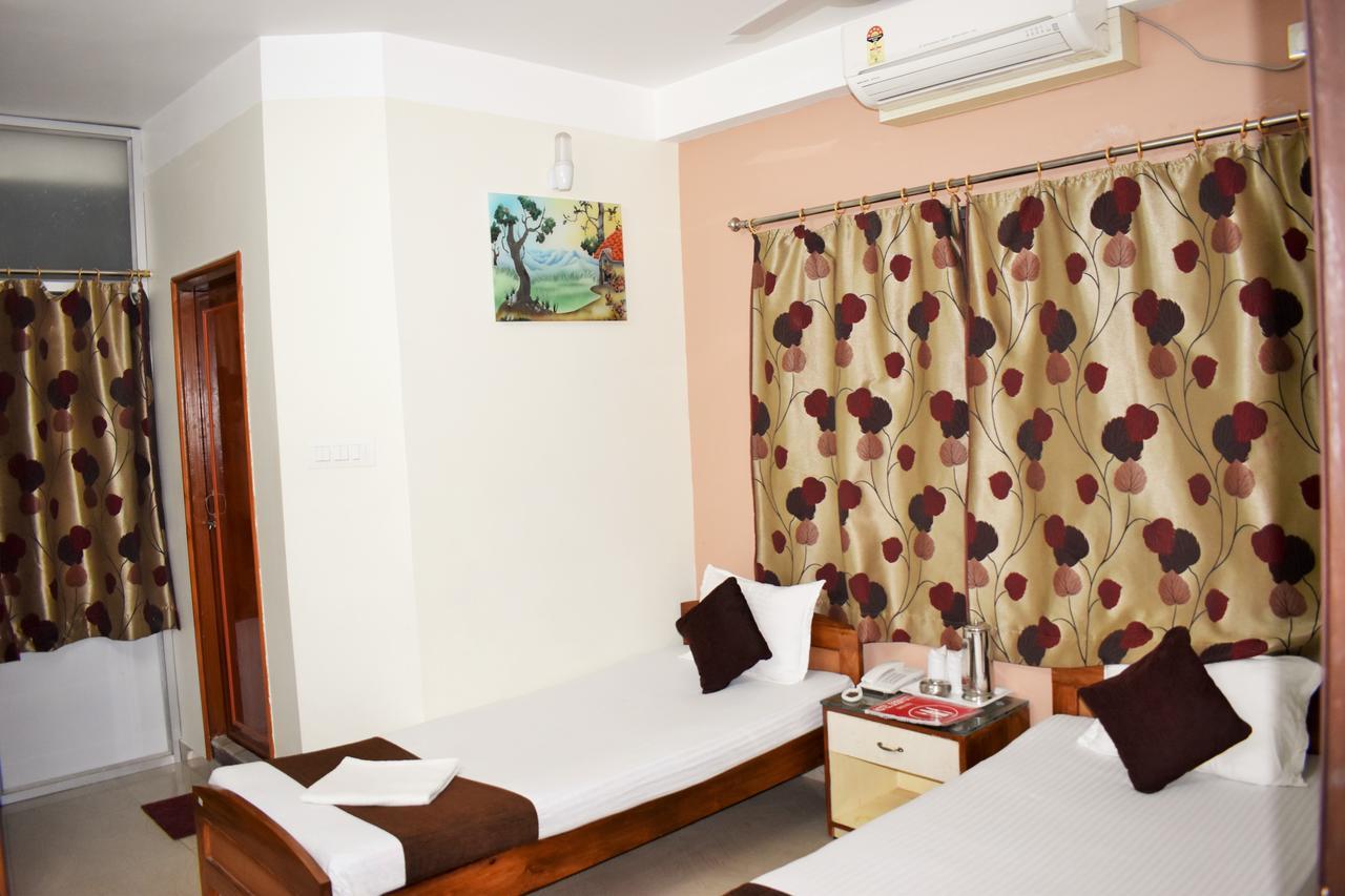 Hotel Debjyoti Силигури Экстерьер фото