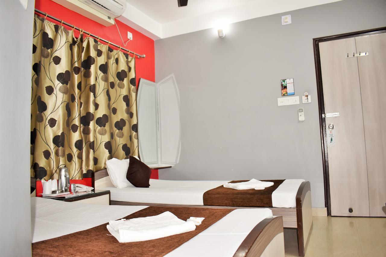 Hotel Debjyoti Силигури Экстерьер фото
