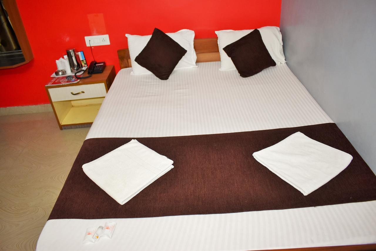 Hotel Debjyoti Силигури Экстерьер фото