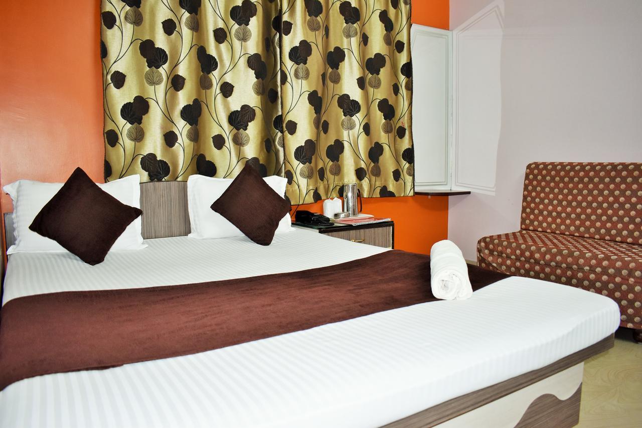 Hotel Debjyoti Силигури Экстерьер фото